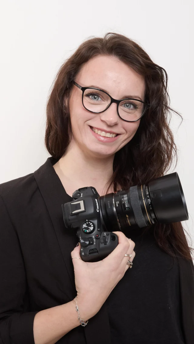 Fotografin sein heißt für uns: Erinnerungen festhalten, echte Verbindungen spüren – und manchmal auch Content drehen, obwohl der Kopf eigentlich noch mitten im letzten Shooting hängt.

Wenn Jenny wieder mit neuen Content-Ideen kommt und wir innerlich denken: „Puh, fühl ich grad gar nicht“… dann wissen wir trotzdem, warum wir’s tun.
Nicht für den Algorithmus.
Sondern für euch.

Damit ihr seht, wer wir sind.
Wie wir arbeiten.
Wie ein Shooting bei uns wirklich abläuft – mit Herz, Humor und ganz viel Gespür für euch und eure Geschichten.

Denn die besten Shootings entstehen dort, wo Vertrauen auf Leichtigkeit trifft – und genau das möchten wir euch hier zeigen.

Also ja – wir sind Fotografinnen.
Aber wir sind auch Geschichtenerzählerinnen.
Und dieses Profil ist unsere Bühne dafür.

Danke, dass ihr hier seid – egal ob stiller Fan oder langjährige Kundin.
Und falls du noch auf der Suche nach deinem Herzens-Fotostudio bist:
Komm gerne vorbei, schau dich um, fühl dich willkommen.

Was interessiert dich eigentlich am meisten? Ein Blick hinter die Kulissen? Shootingtipps? Vorher-Nachher-Momente? Schreib’s uns in die Kommentare!

#StörFoto #FotografieMitHerz #FotostudioMitSeele #ContentMitSinn #HinterDenKulissen #TeamMitHerz #SelfloveThroughTheLens #FotografinnenAlltag #RealContentRealPeople #GlücksmomenteFesthalten